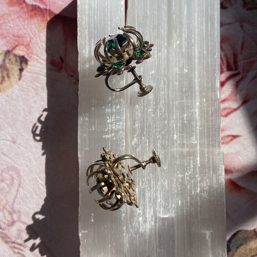 Vintage 1950s Emerald Green Rhinestone Earrings - Picture 5 of 9